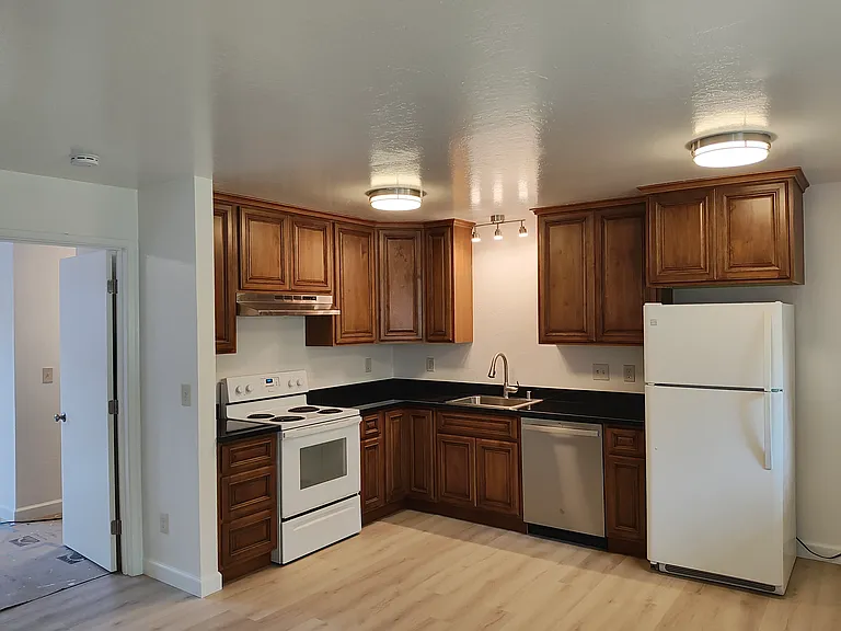125 Raymond St — Photo 3