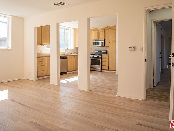 2nd image of 914 N Fairfax Ave #202