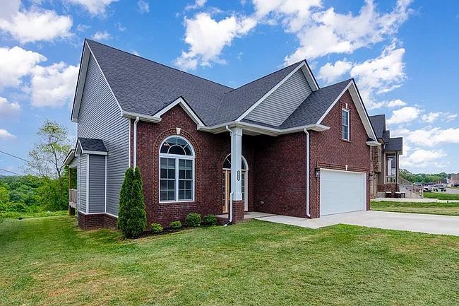 4 bed, 2.5 bath, 2341 sqft, $1,795 — Photo 2