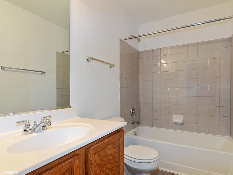 826 Genesee Dr — Photo 9
