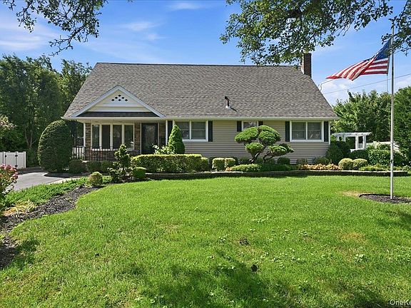 3rd image of 672 Westbury Avenue