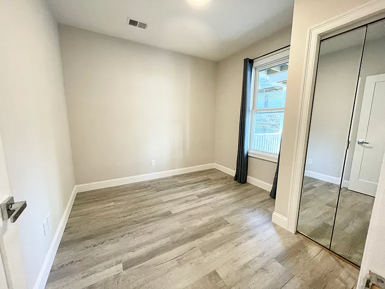23 Newport St #2R — Photo 8