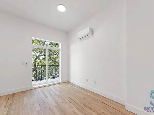 897 New York Avenue image 1 of 5