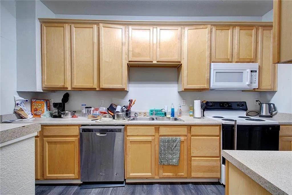 6 bed, 4200 sqft, $8,995 — Photo 2