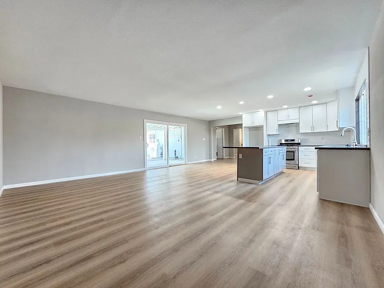 225 N Helena St — Photo 5