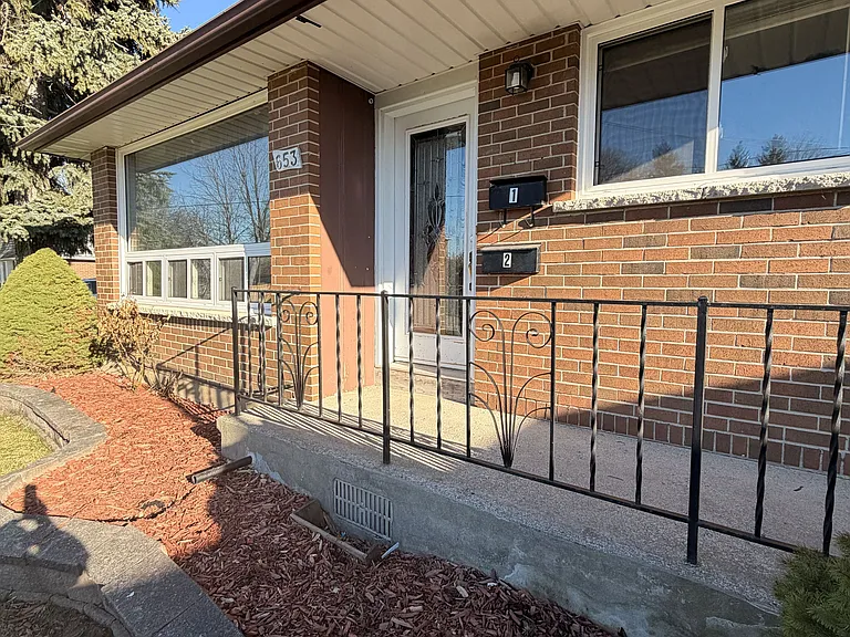 653 Athol St E #MAIN — Photo 2