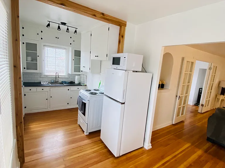 2445 Custer Ave — Photo 4