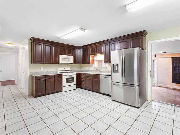 5th image of 906 Broadmoor Ave