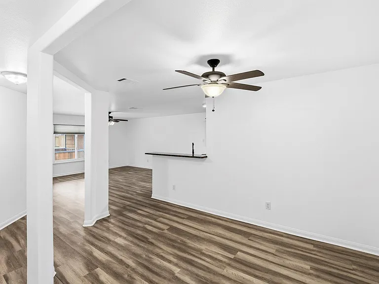 229 J E Brown Ln — Photo 5