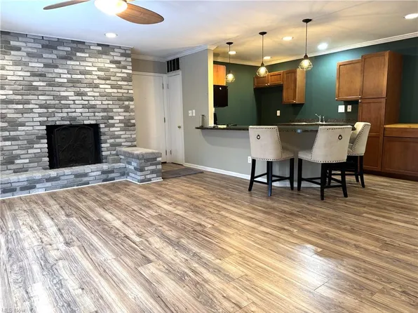 7030 Carriage Hill Dr APT 202, Brecksville, OH 44141