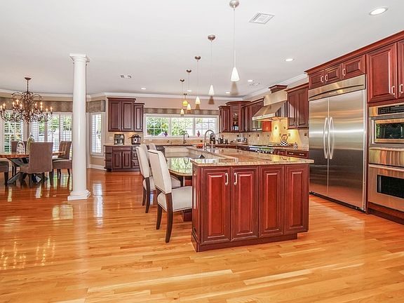 5th image of 121 Elmwood Dr