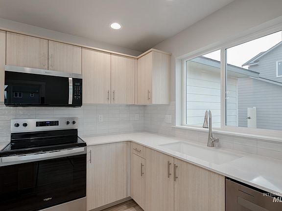 5th image of 18417 N Trumpet Lily Ave