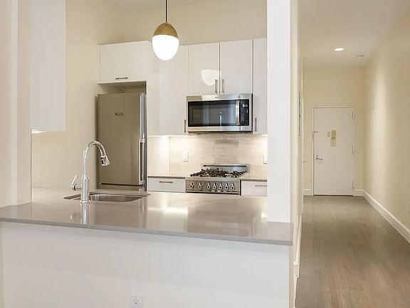 2nd image of 110 Greenwich St APT 6C