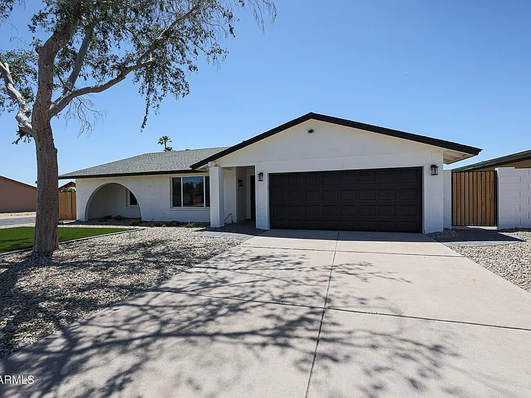11202 N 43rd Dr — Photo 3