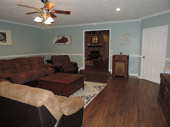 Great Room/crown molding.