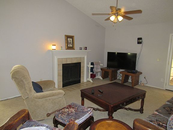 3_M-LivingRoomview.JPG