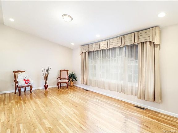 4th image of 4 Ardell St