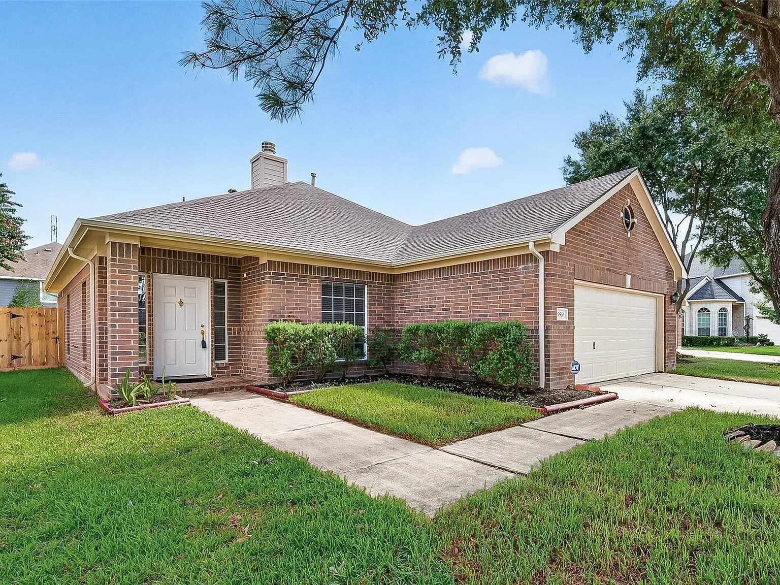 3 bed, 2.0 bath, 1666 sqft, $2,100 — Photo 2