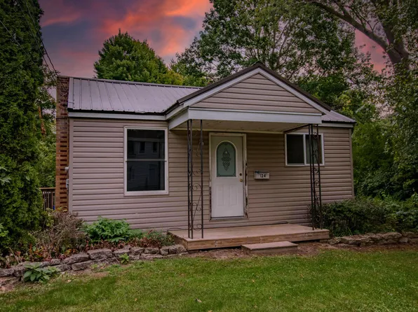 124 Fremont Ave, Fremont, MI 49412