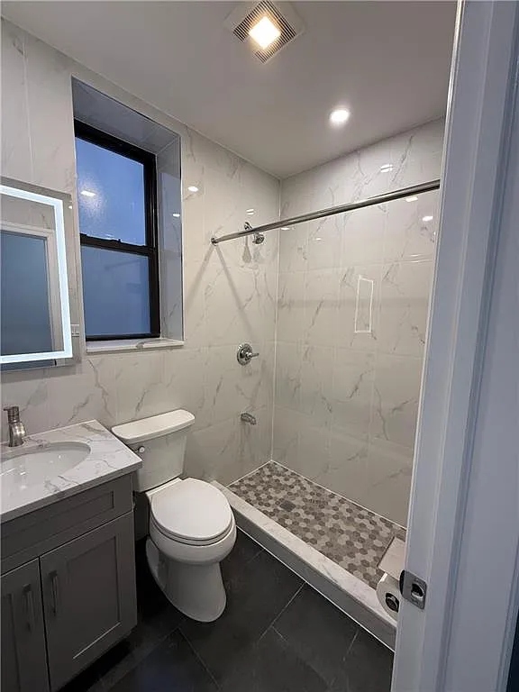 3 bed, 1.0 bath, 4920 sqft, $3,000 — Photo 2