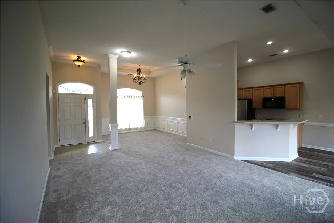 3 bed, 2.0 bath, 1941 sqft, $1,850 — Photo 2