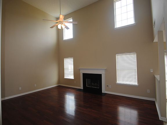 Living room w/ vaulted ceilings