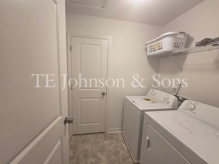 223 Latrobe Ln — Photo 15