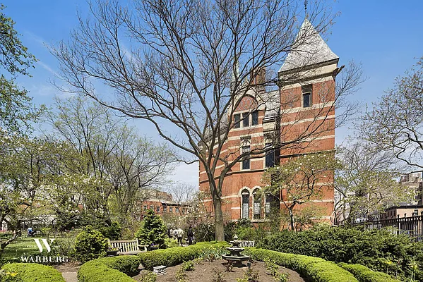 Sold by Warburg | media 9