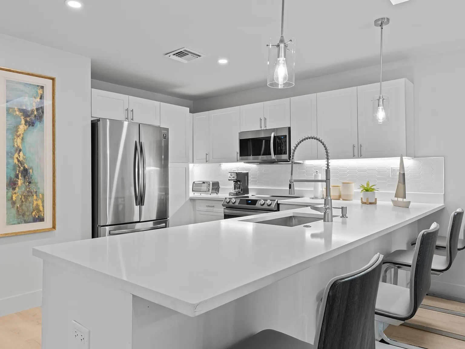 4 bed, 3.0 bath, 2640 sqft, $4,200 — Photo 4