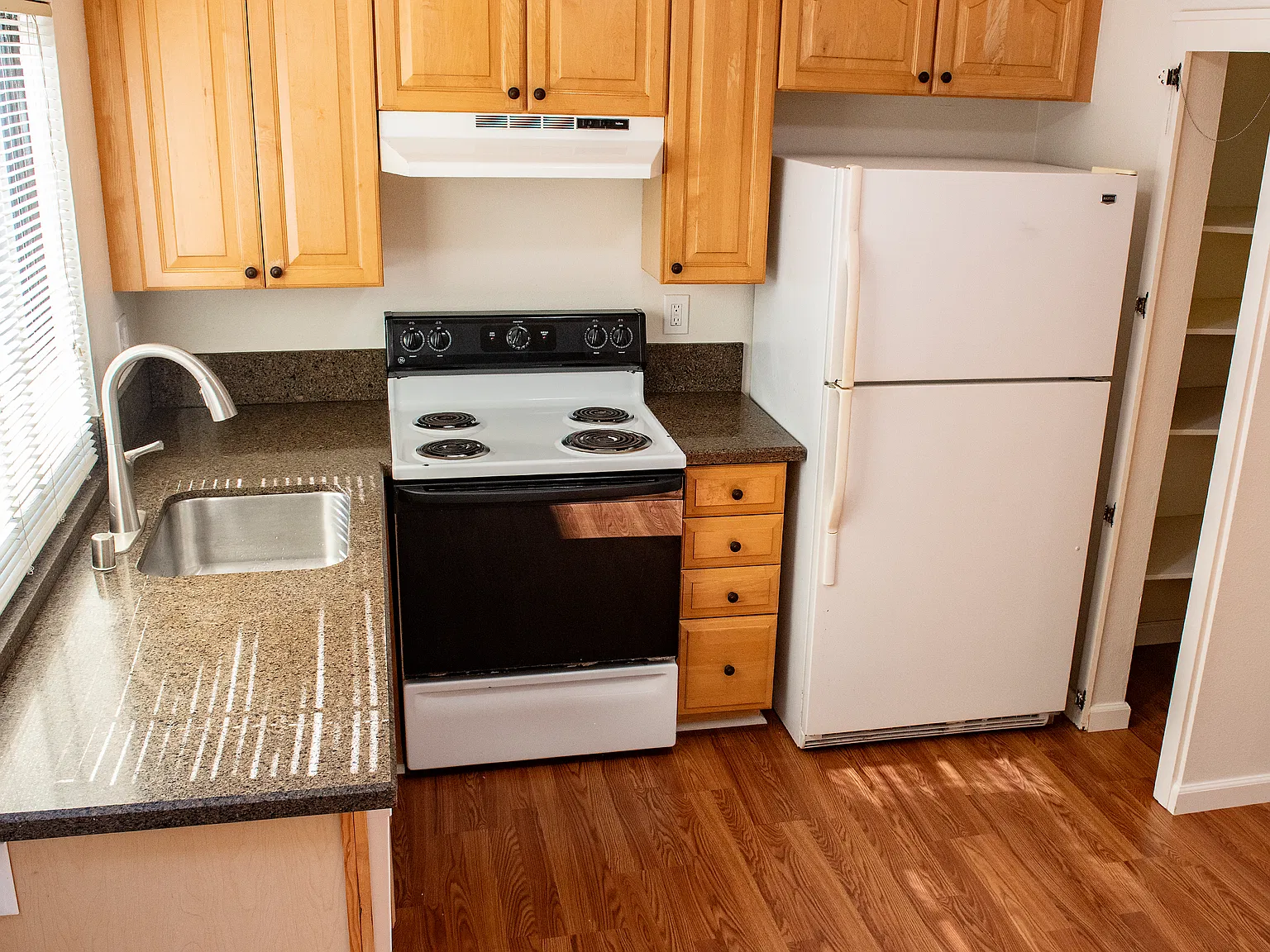 2 bed, 832 sqft, $3,400 — Photo 2