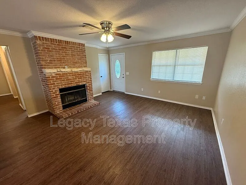 4 bed, 2.0 bath, 1787 sqft, $1,800 — Photo 4