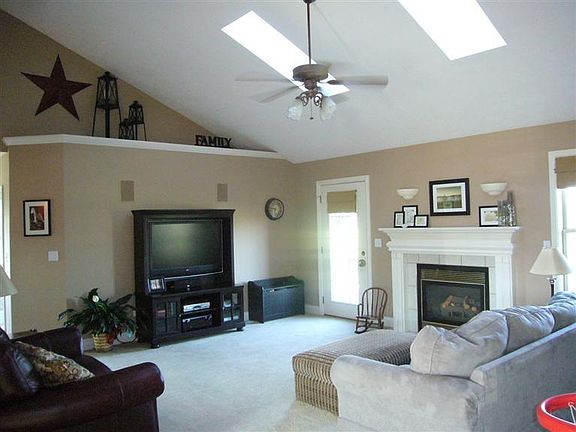 3rd image of 2823 Parkwood Dr