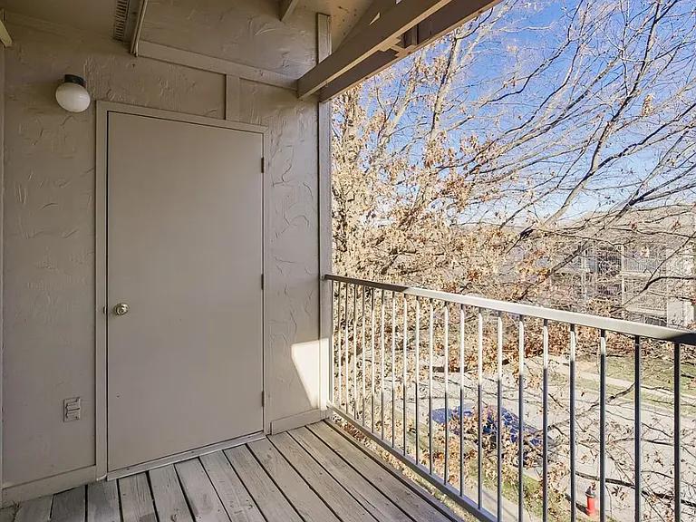 Falcon Point Apartments — Photo 39