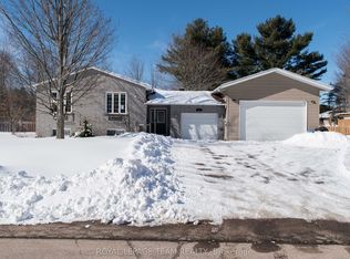 22 Ravenwood Cres, Petawawa, ON K8H 3M9