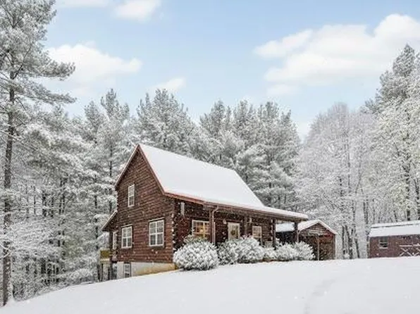 296 Live Oak Ln, Galax, VA 24333