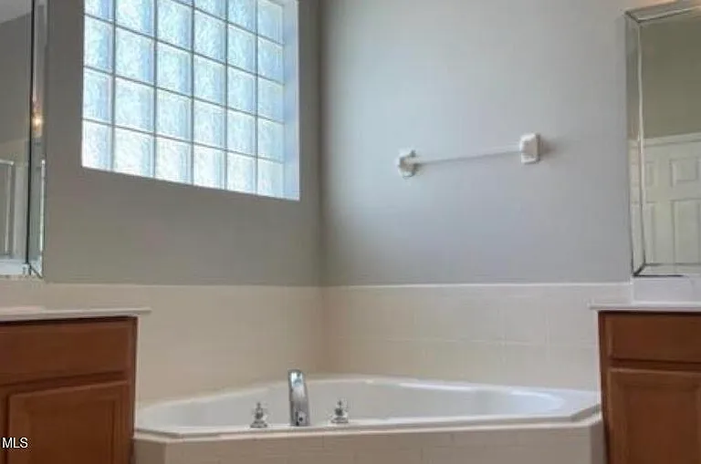 1070 Hollister Dr — Photo 8