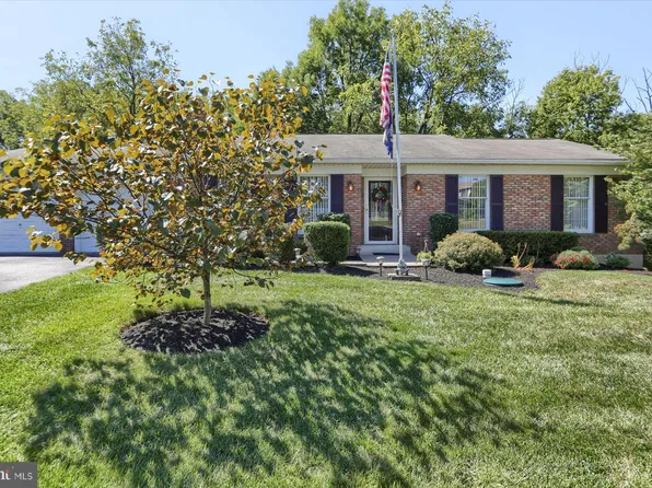 12 Meadowood Dr, Hummelstown, PA 17036