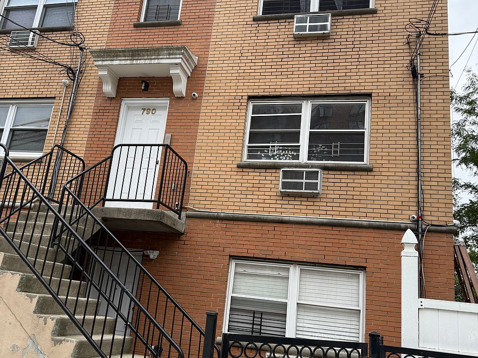 2nd image of 790 Glenmore Ave #2