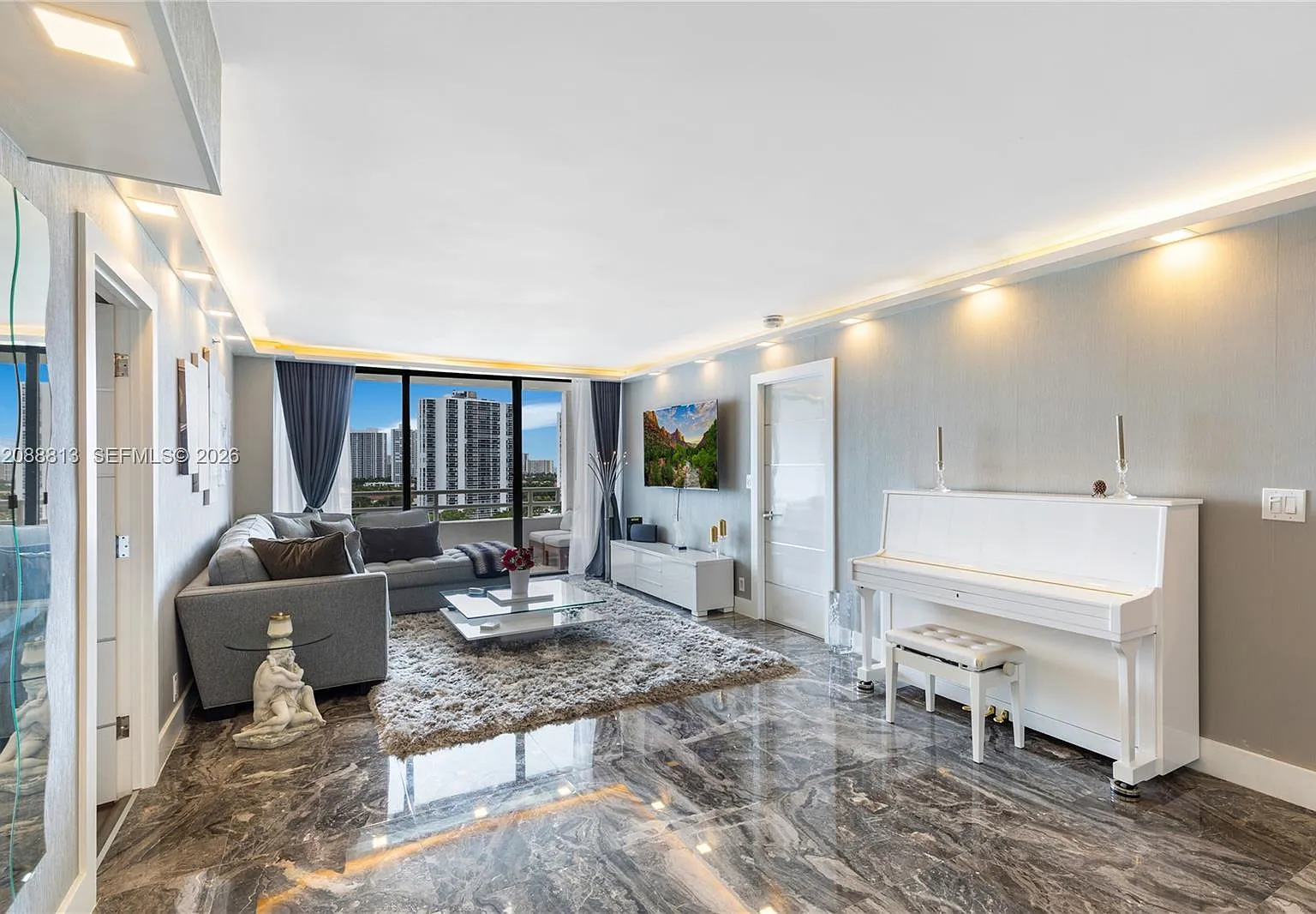 Delvista Towers Condo — Photo 2