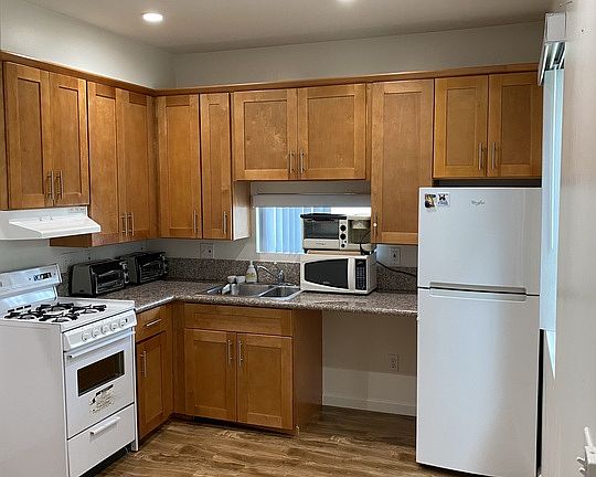 3rd image of 306 N Hobart Blvd #1
