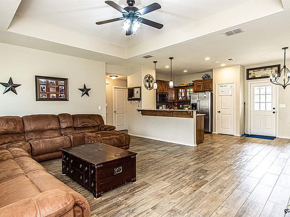 3rd image of 410 Noah Ln