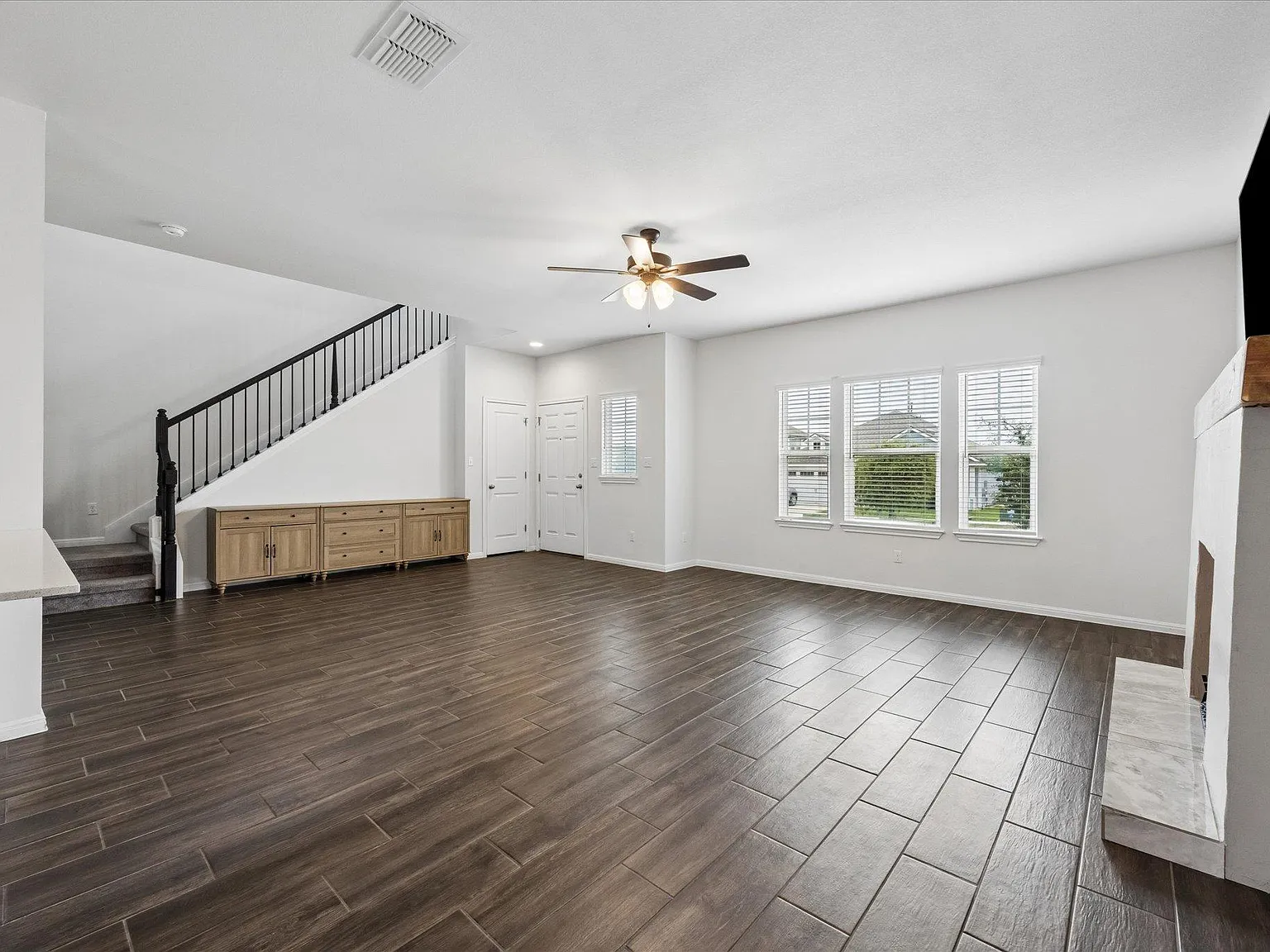 3 bed, 2.5 bath, 1803 sqft, $2,195 — Photo 3