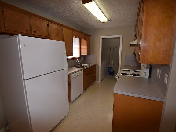 4th image of 104 Sylvia St