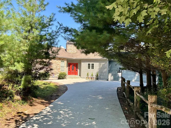 1228 Ugugu Dr, Brevard, NC 28712