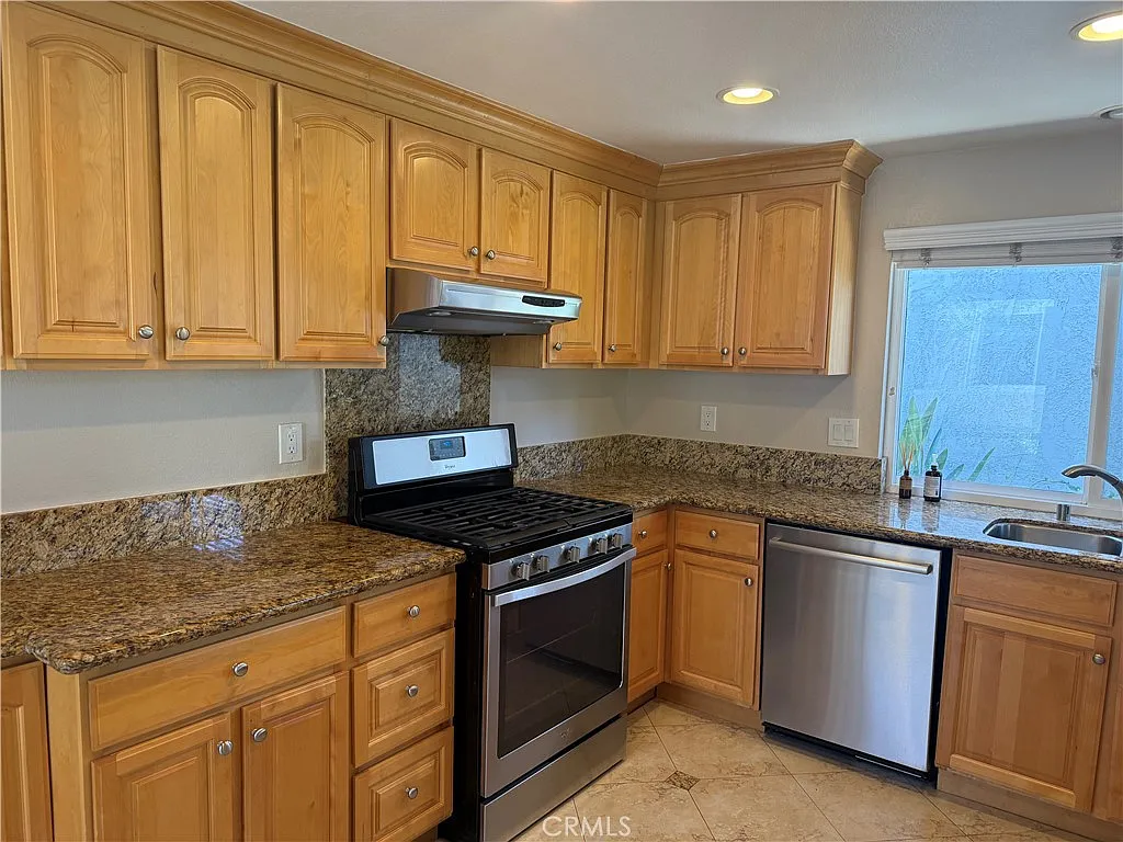 4 bed, 1808 sqft, $5,395 — Photo 3
