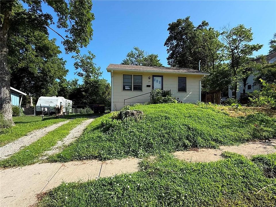 1st image of 902 Williams St