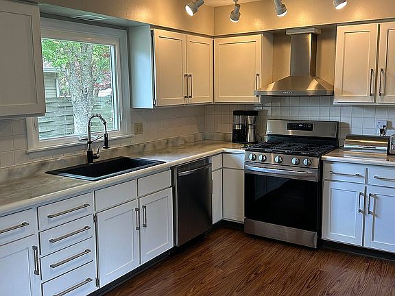 3rd image of 2402 Barberry Dr