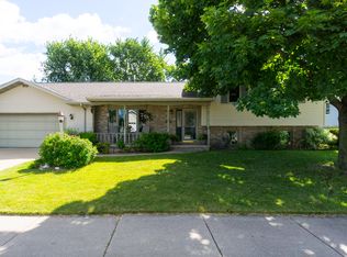 1904 Fieldcrest Dr, Kaukauna, WI 54130