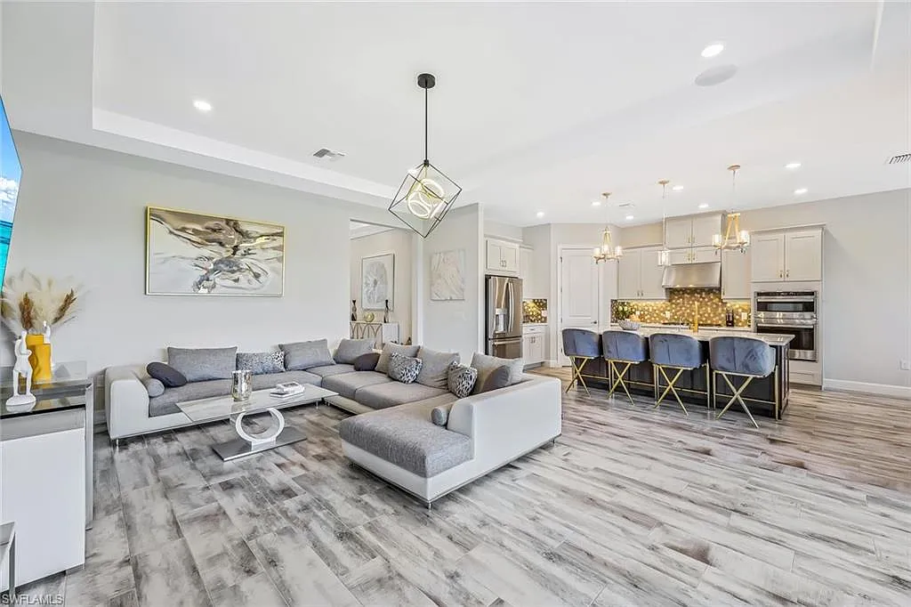 4 bed, 3.5 bath, 2465 sqft, $17,000 — Photo 3