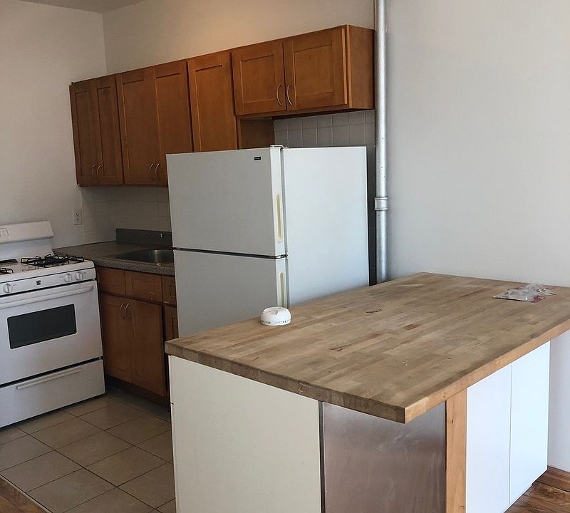 2nd image of 623 E 6th St APT 6